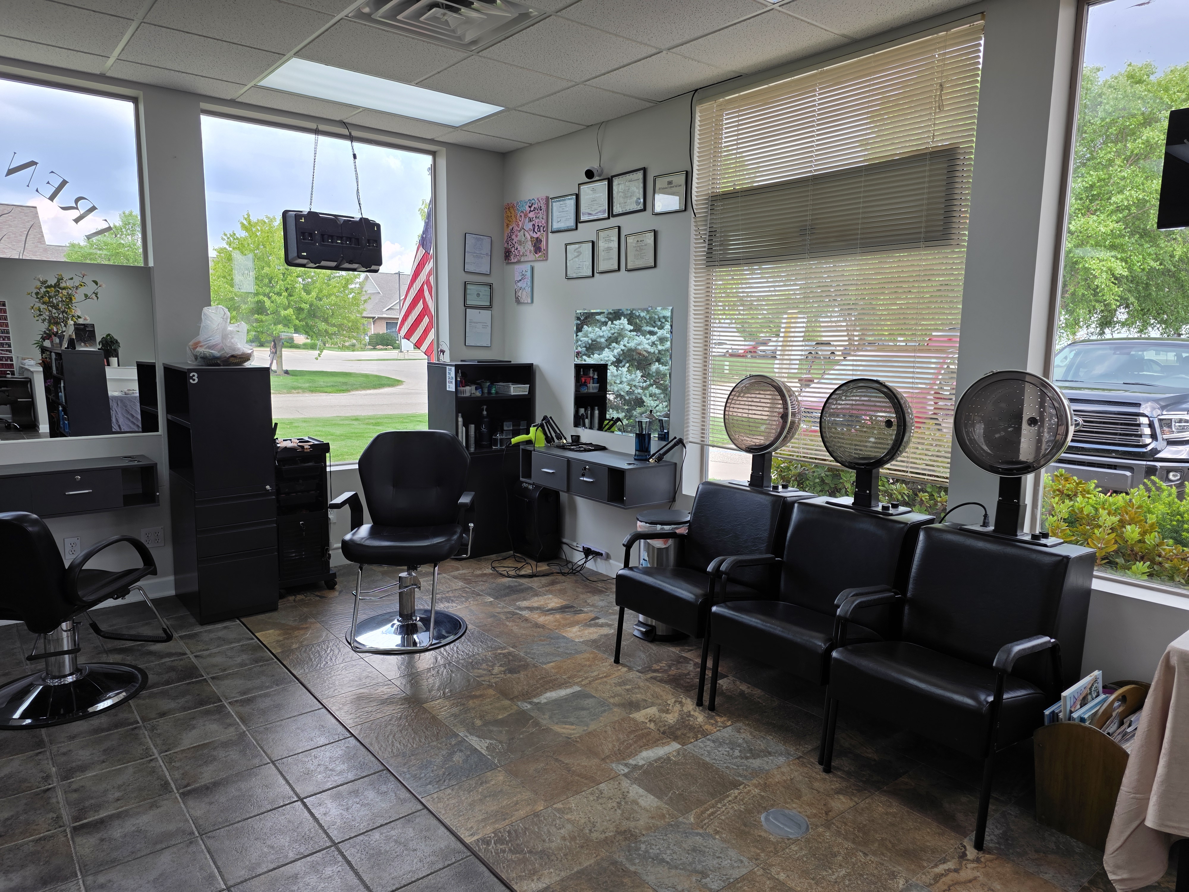 Lannie's Salon Interior